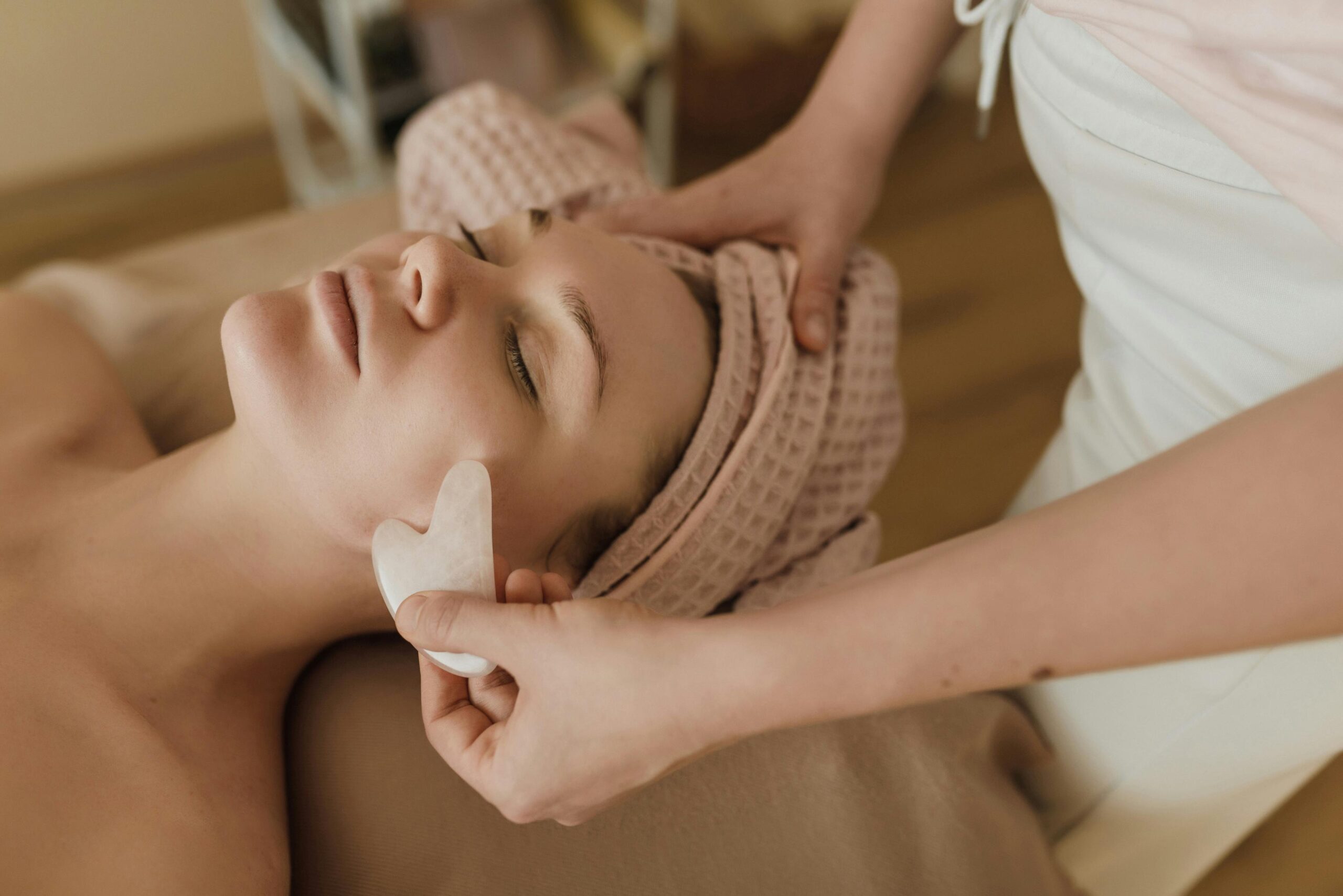 Massage Kobido à Libourne : femme détendue lors d’un soin visage japonais anti-âge chez Harmony O Naturel
