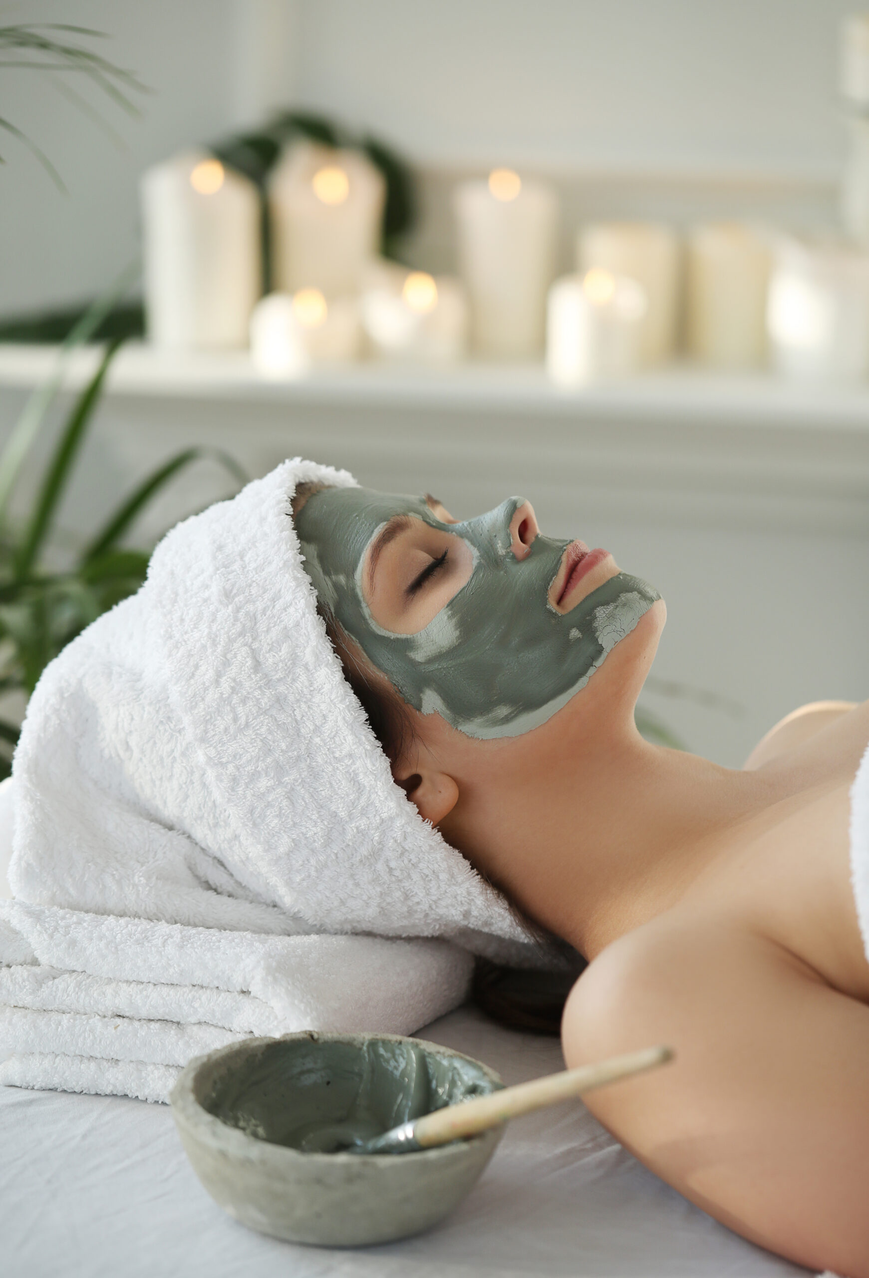 Soin du visage avec masque aux actifs naturels Application d’un masque naturel pendant un soin visage à Libourne<br />