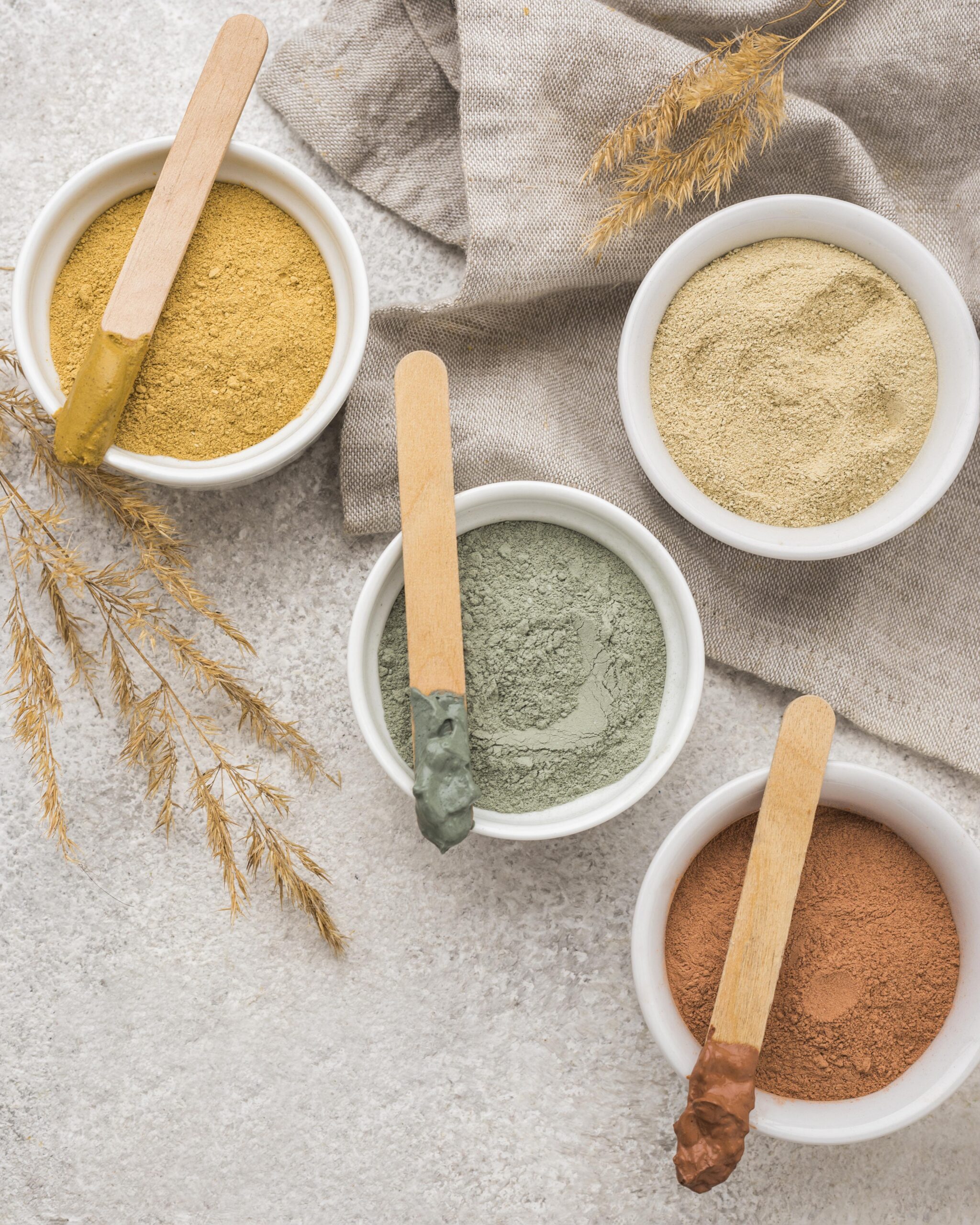 Argiles purifiantes et reminéralisantes pour révéler l’éclat de votre peau Argiles naturelles utilisées dans les soins du visage bio à Libourne
